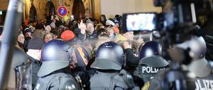 Die meisten ohne Maske. Die Polizei bewacht Demonstranten, die gegen die Corona-Politik in Leipzig protestieren.