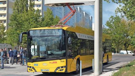 Ladestation Michelangelostraße. Nach und nach werden alle Busse der Linie 200 ersetzt, und bis 2030 soll der Berliner Busverkehr komplett fossilfrei werden.