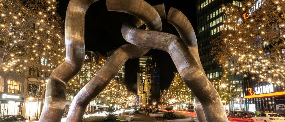 Formen aus Licht: Weihnachtlich illuminiert ist die Tauentzienstraße in Berlin.