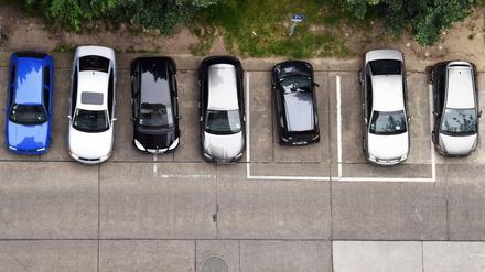 Parkende Autos auf einem Parkplatz in Berlin.