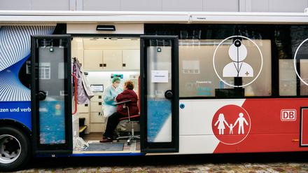 Der Testbus hält an zwei Orten im Bezirk Mitte. Im Inneren werden die rund 1700 Teilnehmer der Studie getestet.