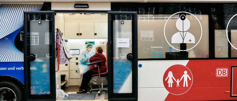 Der Testbus hält an zwei Orten im Bezirk Mitte. Im Inneren werden die rund 1700 Teilnehmer der Studie getestet.