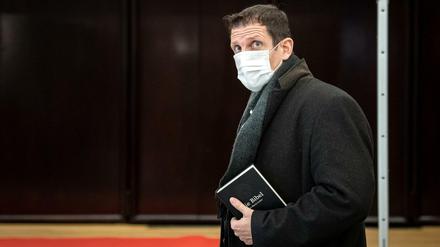 Der evangelische Pastor Olaf Latzel kommt mit einer Bibel in der Hand in den Gerichtssaal. 