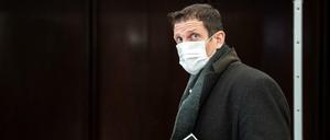 Der evangelische Pastor Olaf Latzel kommt mit einer Bibel in der Hand in den Gerichtssaal. 