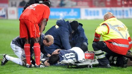 Tatort Alte Försterei. Unions Macchambes Younga-Mouhani (l.) musste nach seinem Foulspiel im Dezember 2010 gegen Matias Concha kein Schmerzensgeld zahlen. Foto: Koch/Imago