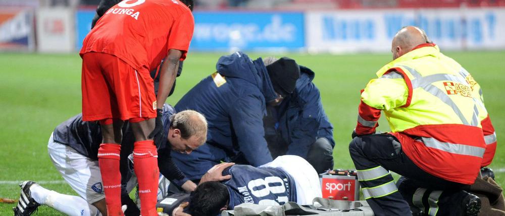 Tatort Alte Försterei. Unions Macchambes Younga-Mouhani (l.) musste nach seinem Foulspiel im Dezember 2010 gegen Matias Concha kein Schmerzensgeld zahlen. Foto: Koch/Imago