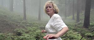 Seine vermisste Schwester Barbara (Silke Bodenbender), wie sie durch den Wald rennt, offenbar vor etwas Beängstigendem flüchtet, verfolgt LKA-Chef Thomas Bethge auch Jahre später noch Nacht für Nacht.