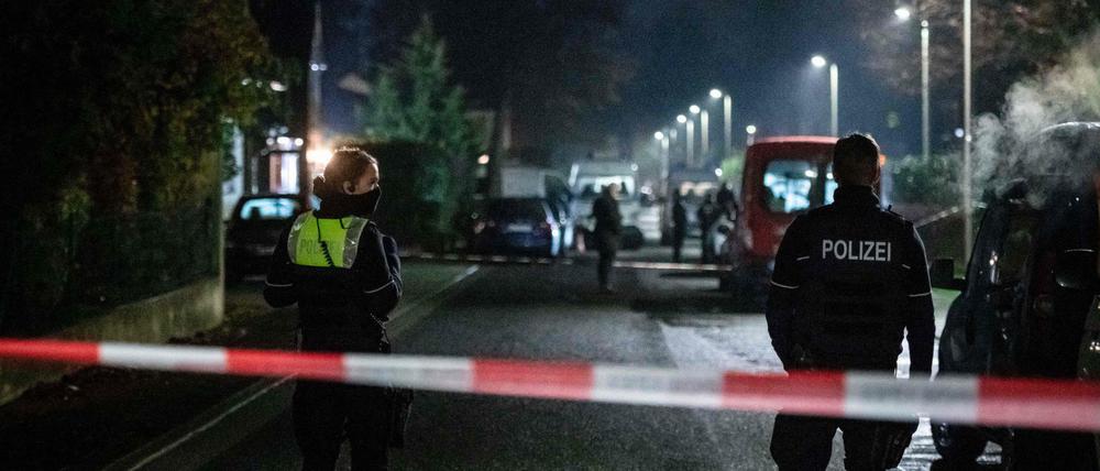 Schüsse in Meckenheim: Polizisten hinter einem Absperrband