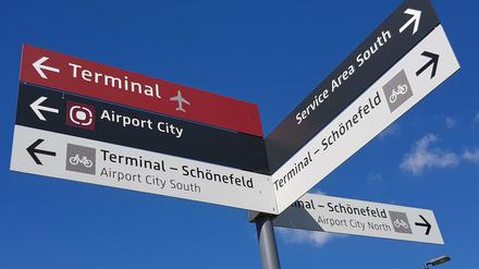 Es gibt zwar Wegweiser am BER, aber die sind verwirrend und unvollständig.