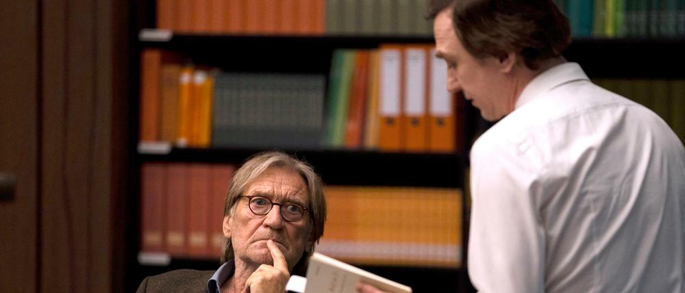 Richard Gärtner (Matthias Habich, li.) und sein Rechtsanwalt Biegler (Lars Eidinger) pochen auf das Recht auf selbstbestimmtes Sterben. 