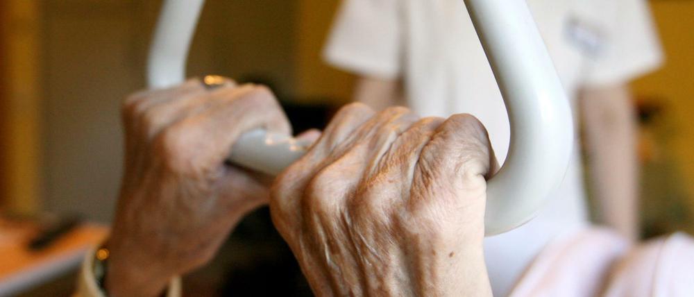 Wer hilft? Bis 2030 könnten hierzulande mehr als 180 000 Pflegekräfte fehlen.