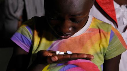Eine 13-jährige Waise in Kenia nimmt ihre Medikamente gegen die Infektion mit HIV.