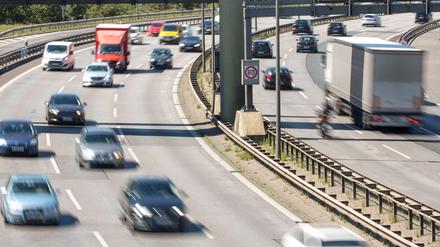 Straßenverkehr auf der A100 in Berlin.