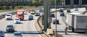 Straßenverkehr auf der A100 in Berlin.
