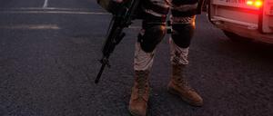 Ein Soldat in Mexiko bewacht einen Tatort, wo ein Mann erschossen wurde. Jährlich werden Zehntausende in dem Land ermordet.