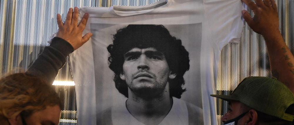Fans der Fußball-Legende Maradona halten vor der Klinik, in der zuletzt operiert wurde