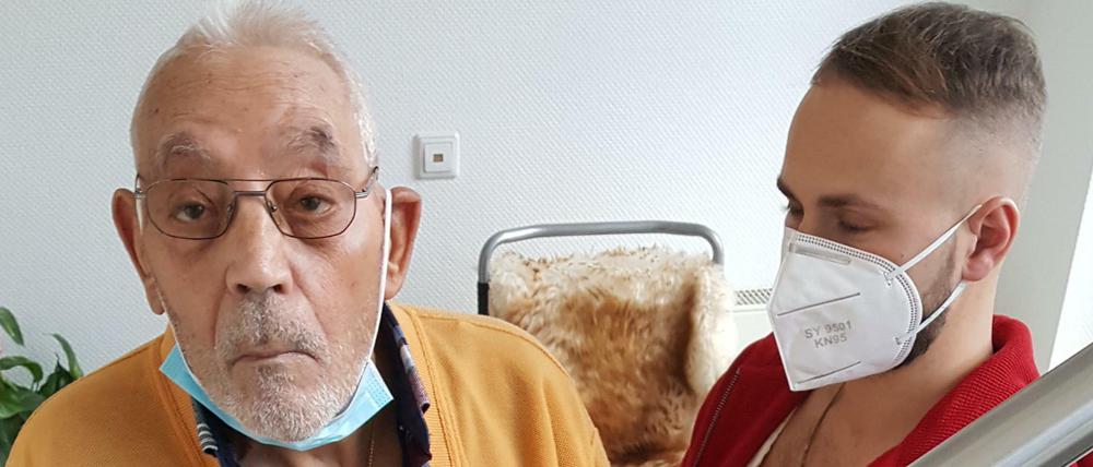 Krankengymnastik in Zeiten von Corona. Der schwer behinderte Orazio Giamblanco übt im Treppenhaus bei seiner Wohnung, trotz spastischer Lähmung am Geländer zu stehen. Physiotherapeut Tim Lange hilft.