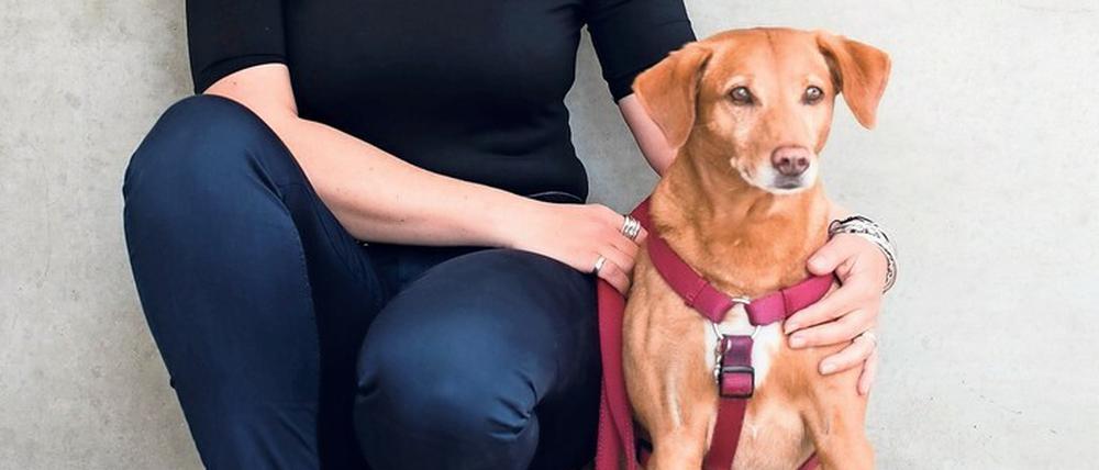 Auf den Hund gekommen. Unsere Kolumnistin mit ihrem Vierbeiner.