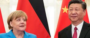  Bundeskanzlerin Angela Merkel (CDU) wird vom chinesischen Präsidenten Xi Jinping 2018 in Peking begrüßt. 