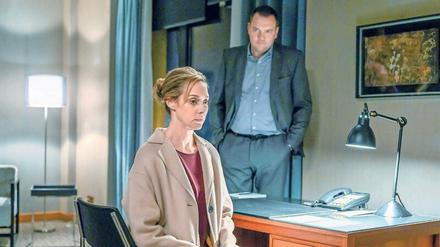Eine Bombenbastlerin? Thomas (Charly Hübner) wartet auf eine Antwort von Judith (Sophie von Kessel). 