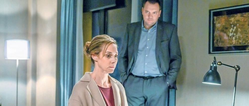 Eine Bombenbastlerin? Thomas (Charly Hübner) wartet auf eine Antwort von Judith (Sophie von Kessel).