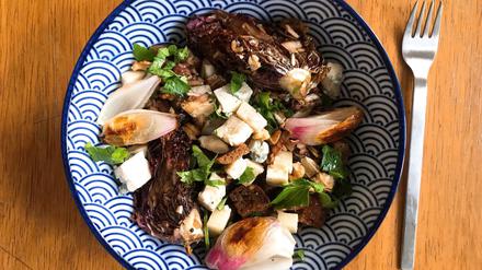 Ein Wintersalat, der sätigt: Panzarella mit Radicchio, Roquefort, Walnüssen und Petersilie. 