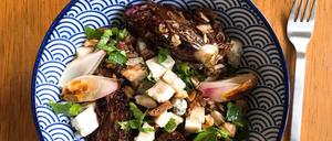 Ein Wintersalat, der sätigt: Panzarella mit Radicchio, Roquefort, Walnüssen und Petersilie. 