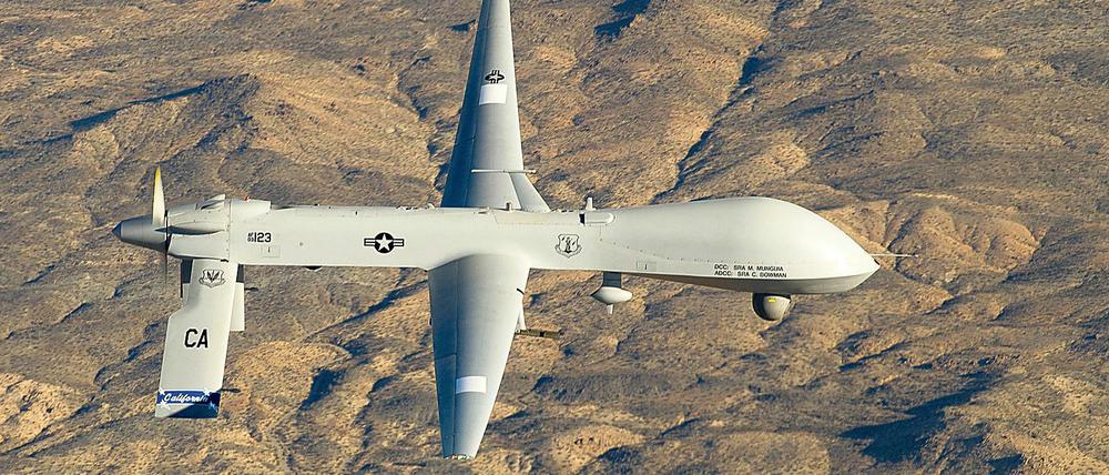 Eine US-Kampfdrohne im Flug.