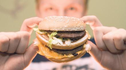 Fette Burger gehen auf die Hüfte. Vor allem Männer müssen aufpassen. 