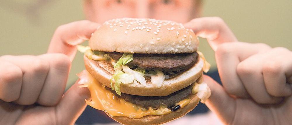 Fette Burger gehen auf die Hüfte. Vor allem Männer müssen aufpassen.