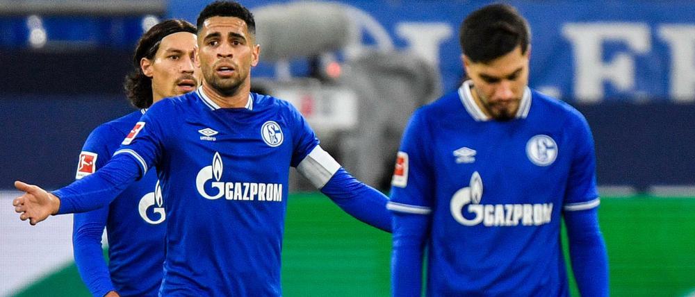 Und jetzt? Nicht nur Schalkes Kapitän Omar Mascarell (M) scheint ratlos zu sein.