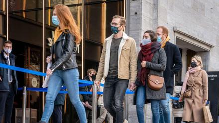 Nur noch 3000 Menschen dürfen ins KaDeWe. Es soll extra Personal angestellt werden, um die Warteschlangen zu managen.