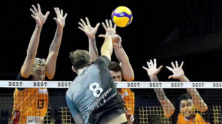 Vergeblich gestreckt. Die BR Volleys verloren überraschend gegen die Netzhoppers. 