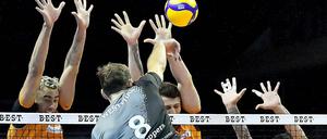 Vergeblich gestreckt. Die BR Volleys verloren überraschend gegen die Netzhoppers.
