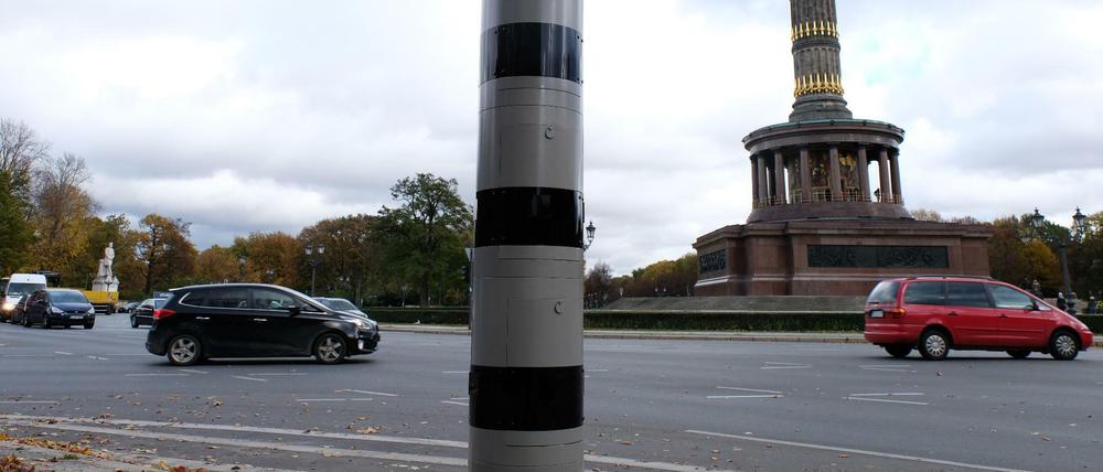 Eine Blitzanlage in Form einer Säule am Großen Stern in Berlin.