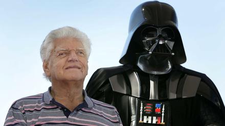 Der britische Schauspieler David Prowse mit dem Darth-Vader-Kostüm.
