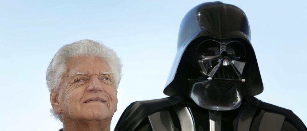 Der britische Schauspieler David Prowse mit dem Darth-Vader-Kostüm.