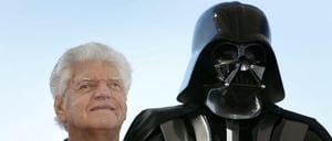 Der britische Schauspieler David Prowse mit dem Darth-Vader-Kostüm.