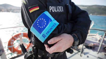 Ein Beamter der Bundespolizei See steht auf dem Vordeck des Streifenboots BP 62 "Uckermark" (Symbolbild).