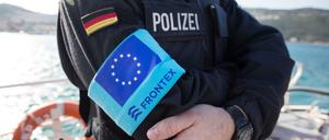 Ein Beamter der Bundespolizei See steht auf dem Vordeck des Streifenboots BP 62 "Uckermark" (Symbolbild).