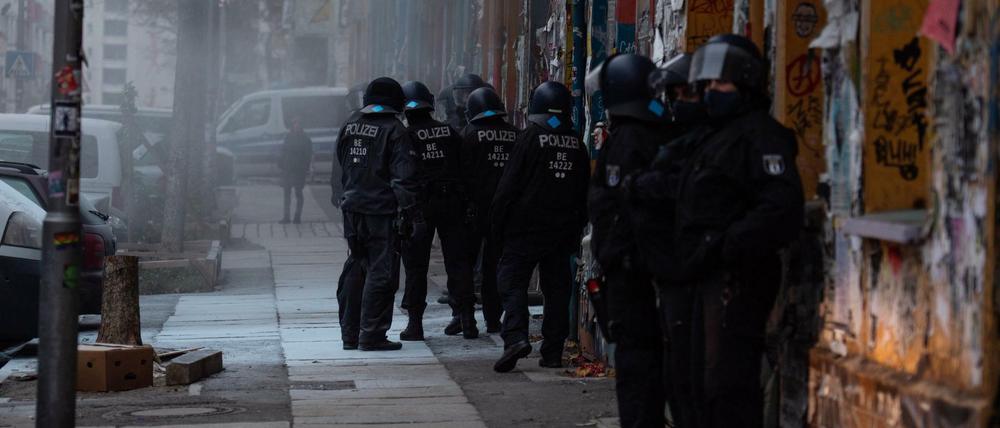 Polizisten stehen vor einem Haus in der Rigaer Straße.