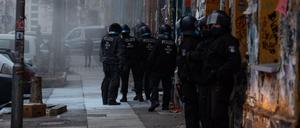 Polizisten stehen vor einem Haus in der Rigaer Straße.