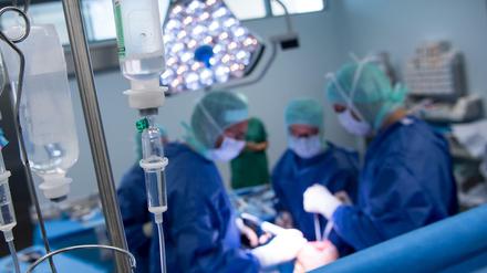 Dringend benötigt. Um über die Runden zu kommen, überbrücken die Kliniken ihre Engpässe mit Leihärzten.