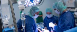 Dringend benötigt. Um über die Runden zu kommen, überbrücken die Kliniken ihre Engpässe mit Leihärzten.