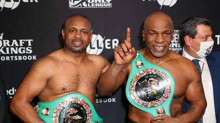 Mike Tyson (rechts) und Roy Jones Jr. lieferten sich in Los Angeles einen Showkampf. 