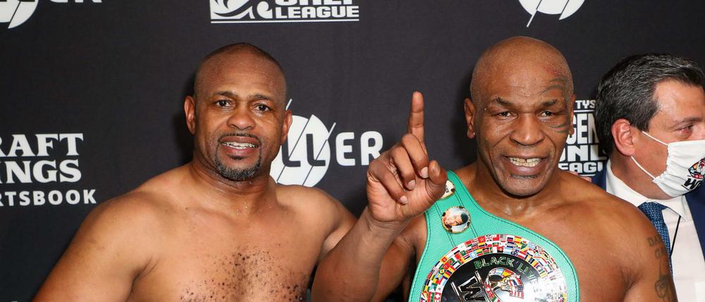 Mike Tyson (rechts) und Roy Jones Jr. lieferten sich in Los Angeles einen Showkampf.