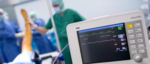 Knie-Operationen, wie hier in einer Münchener Klinik, werden Corona-bedingt derzeit verschoben, die Patienten können die Wartezeit jedoch sinnvoll nutzen, sagen Ärzte.