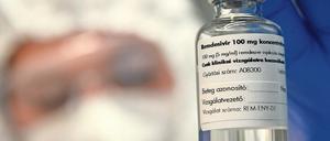 Überzogene Erwartungen. Nach Hunderten von Studien weltweit wurde bisher kein einziges Mittel gefunden, das spezifisch gegen Covid-19 hilft. Das betreffe auch den Arzneistoff Remdesivir, wie Infektiologe Peter Kremsner betont. 