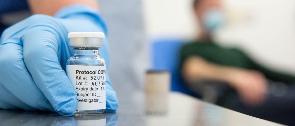 Eine Ampulle mit dem Corona-Impfstoff von AstraZeneca und der Universität Oxford 