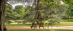 Perfekt für ein Picknick. Der Jardin du Luxembourg zwischen Saint-Germain-Des-Prés und Quartier Latin ist ein von Florenz inspirierter Gartentraum. Schloss, Apfelhain, Rosenzucht, Orangerie - alles da, was das Romantiker-Herz begehrt. Auch schon "Verliebt in Paris"?